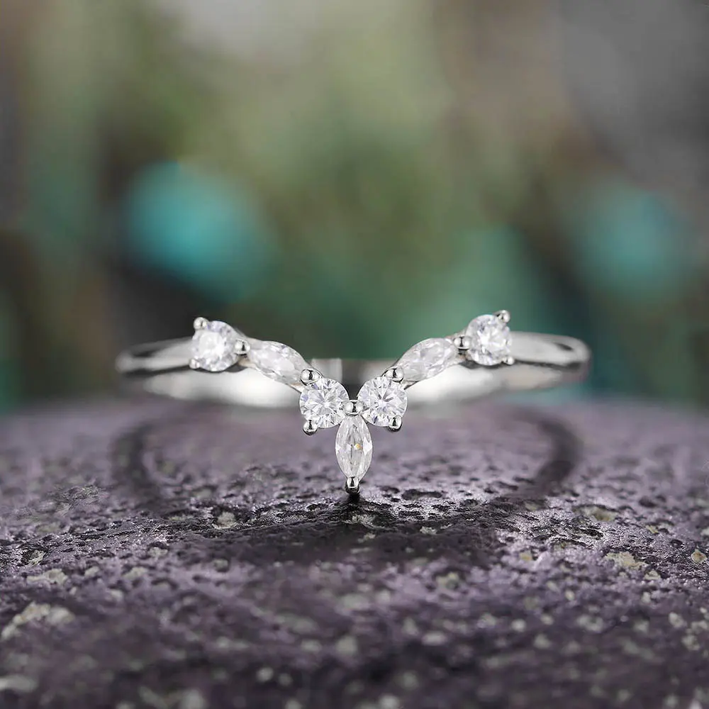 Huitan New Arrival Bridal Rings for Wedding Ceremony Party Fancy V Design Ring with Dazzling CZ Stone Good Quality Women Jewelry
