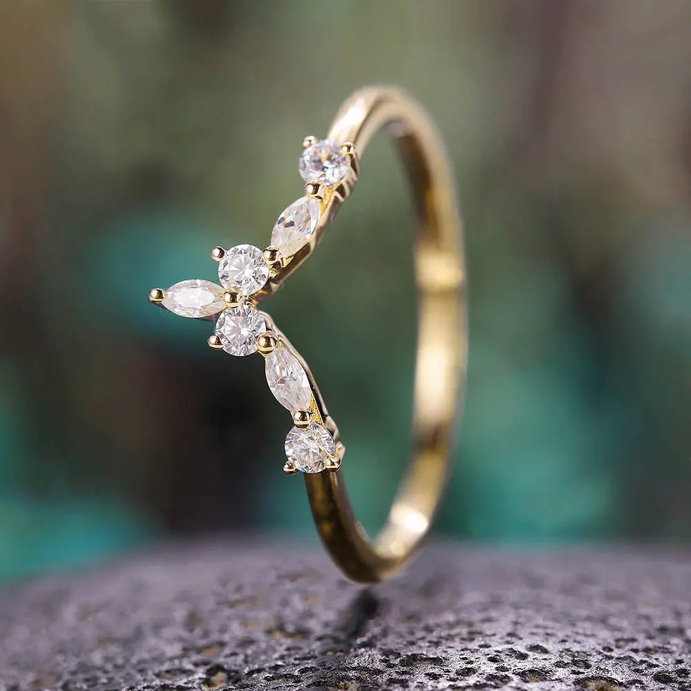 Huitan New Arrival Bridal Rings for Wedding Ceremony Party Fancy V Design Ring with Dazzling CZ Stone Good Quality Women Jewelry