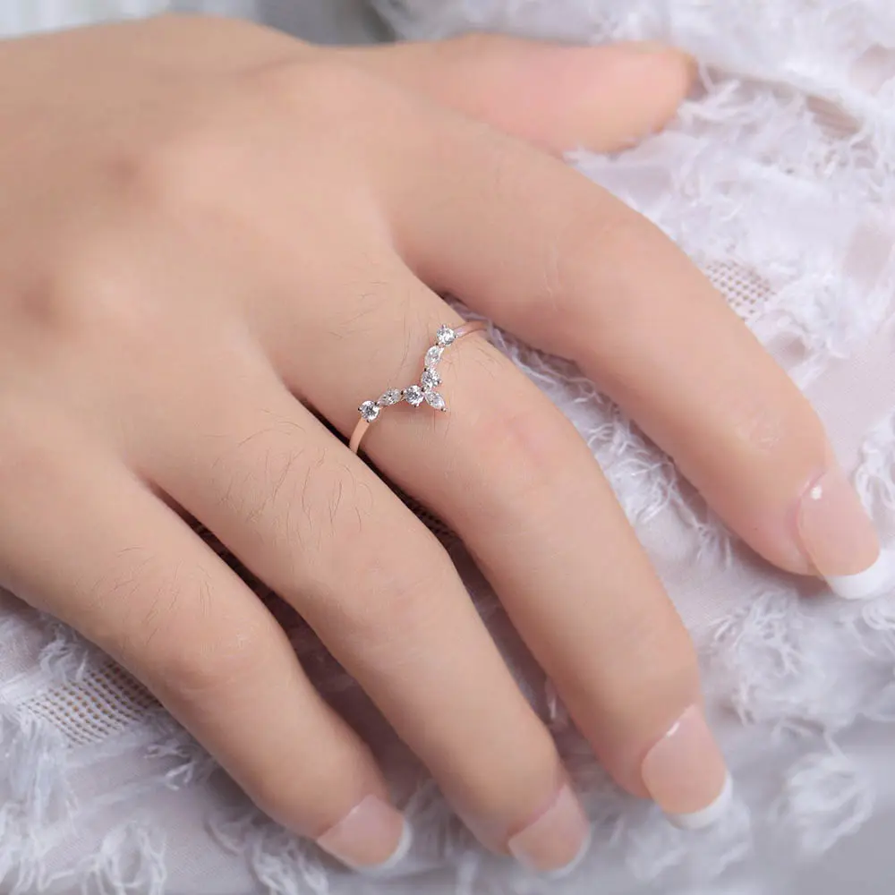Huitan New Arrival Bridal Rings for Wedding Ceremony Party Fancy V Design Ring with Dazzling CZ Stone Good Quality Women Jewelry