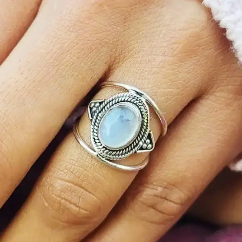 Huitan Bohemia Style Oval Imitation Opal Ring for Women White/Black Luxury Wedding Bands Accessories Temperament Lady Jewelry