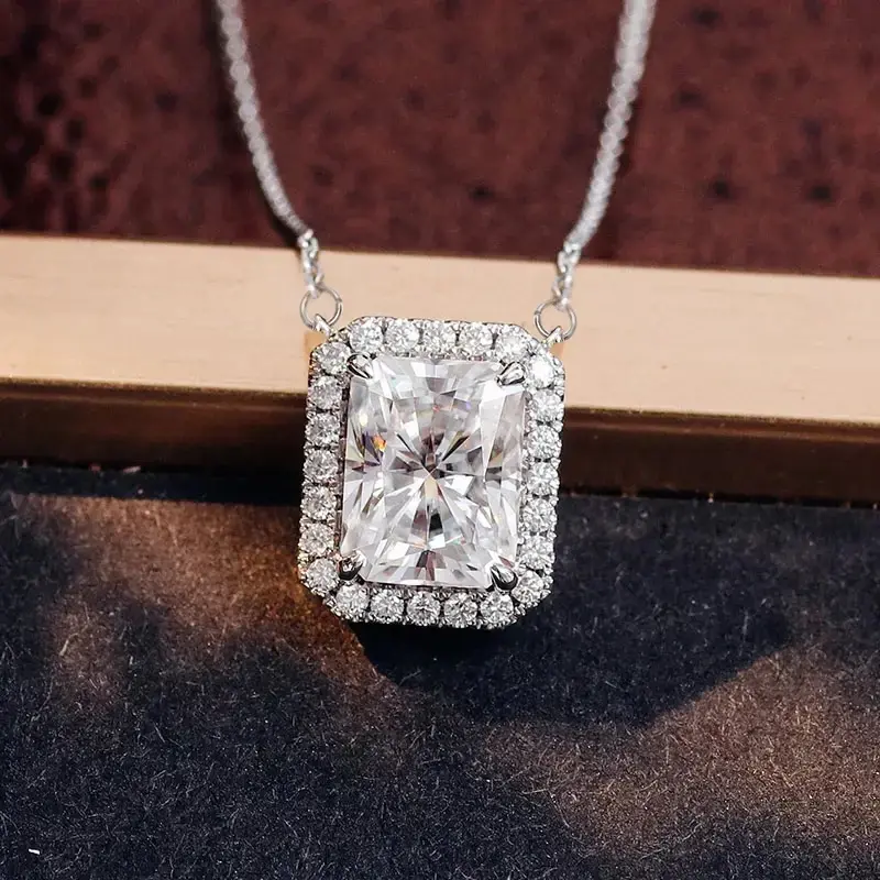 Huitan Fashion Shiny Zirconia Pendant Necklace for Lady Versatile Luxury Wedding Accessories Silver Color Jewelry for Engagement