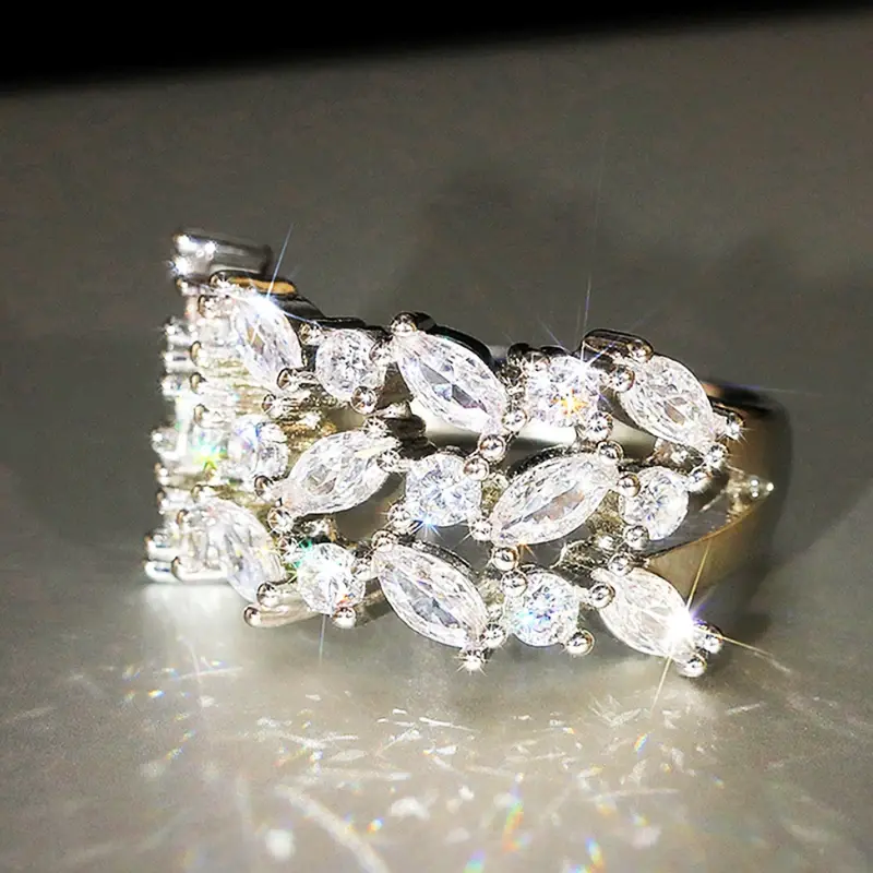 Huitan Luxury Lady Wedding Band Proposal Ring Female Engagement Accessories with Cubic Zirconia Fashion Silver Color Jewelry