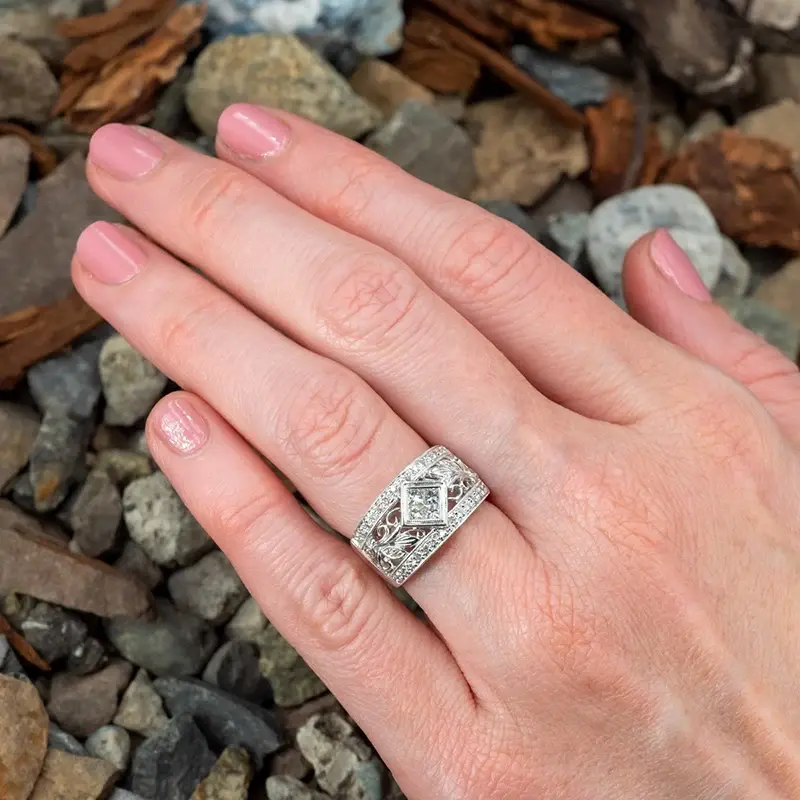 Huitan Trendy Gorgeous Proposal Ring Female Wedding Band Accessories with Brilliant Cubic Zirconia Luxury Engagement Jewelry