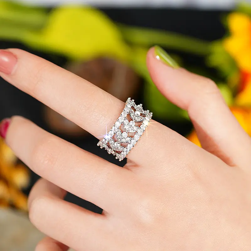 Huitan Luxury Trendy Leaf Design Women Rings Bling Bling Cubic Zirconia Sparkling Female Accessories for Wedding Band Jewelry