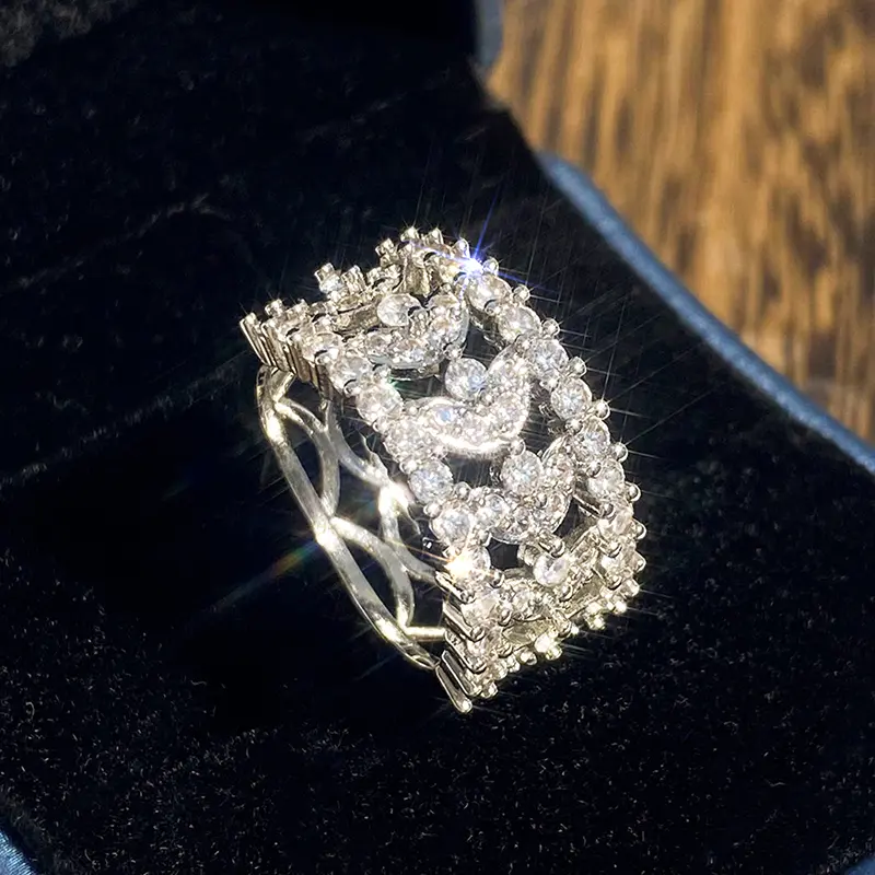 Huitan Luxury Trendy Leaf Design Women Rings Bling Bling Cubic Zirconia Sparkling Female Accessories for Wedding Band Jewelry