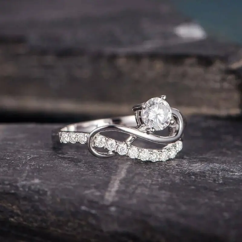 Huitan Chic Delicate Wedding Band Fashion Finger Ring Bridal Accessories with Bright Round Zirconia Luxury Silver Color Jewelry