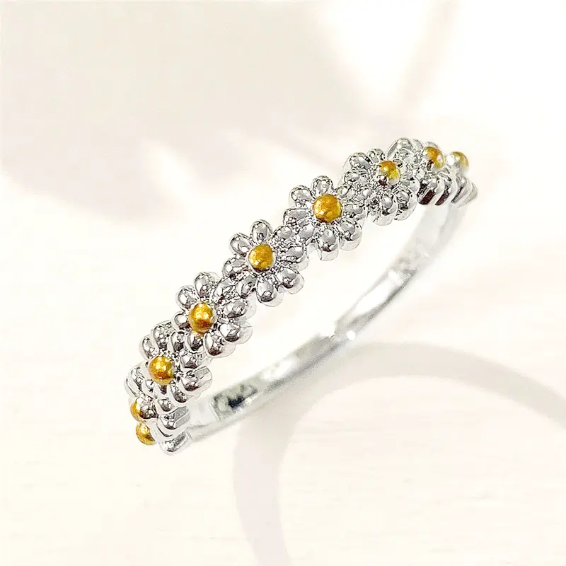Huitan Aesthetic Little Daisy Rings for Women Simple Stylish Bridal Wedding Party Finger Ring Delicate Love Gift Fashion Jewelry