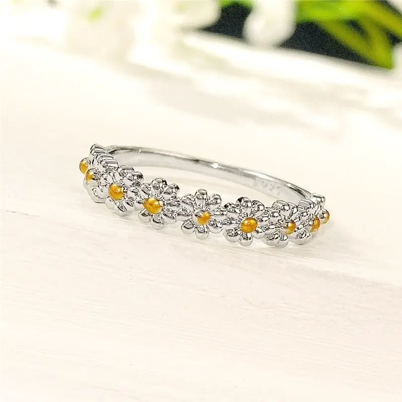 Huitan Aesthetic Little Daisy Rings for Women Simple Stylish Bridal Wedding Party Finger Ring Delicate Love Gift Fashion Jewelry