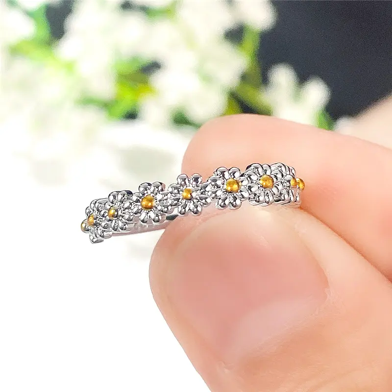 Huitan Aesthetic Little Daisy Rings for Women Simple Stylish Bridal Wedding Party Finger Ring Delicate Love Gift Fashion Jewelry