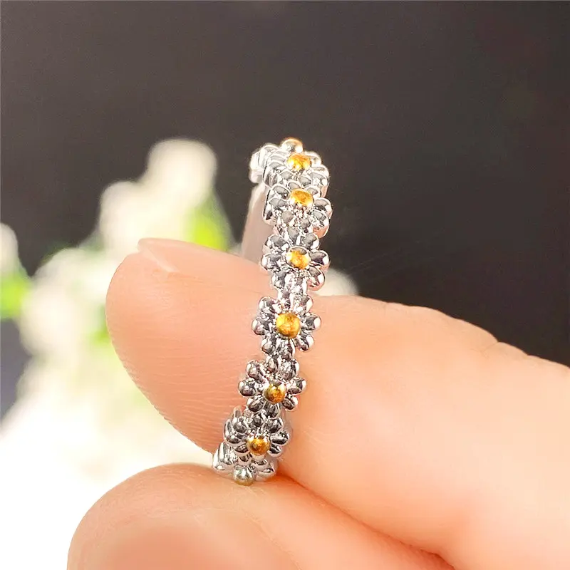 Huitan Aesthetic Little Daisy Rings for Women Simple Stylish Bridal Wedding Party Finger Ring Delicate Love Gift Fashion Jewelry
