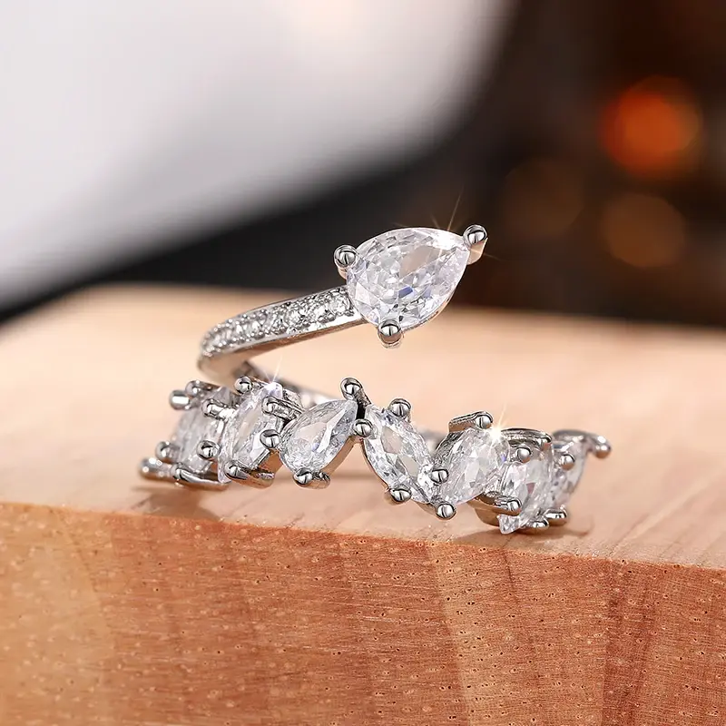 Huitan Chic Stylish Engagement Ring Female Luxury Silver Color Brilliant Zirconia Finger Accessories Fashion Statement Jewelry
