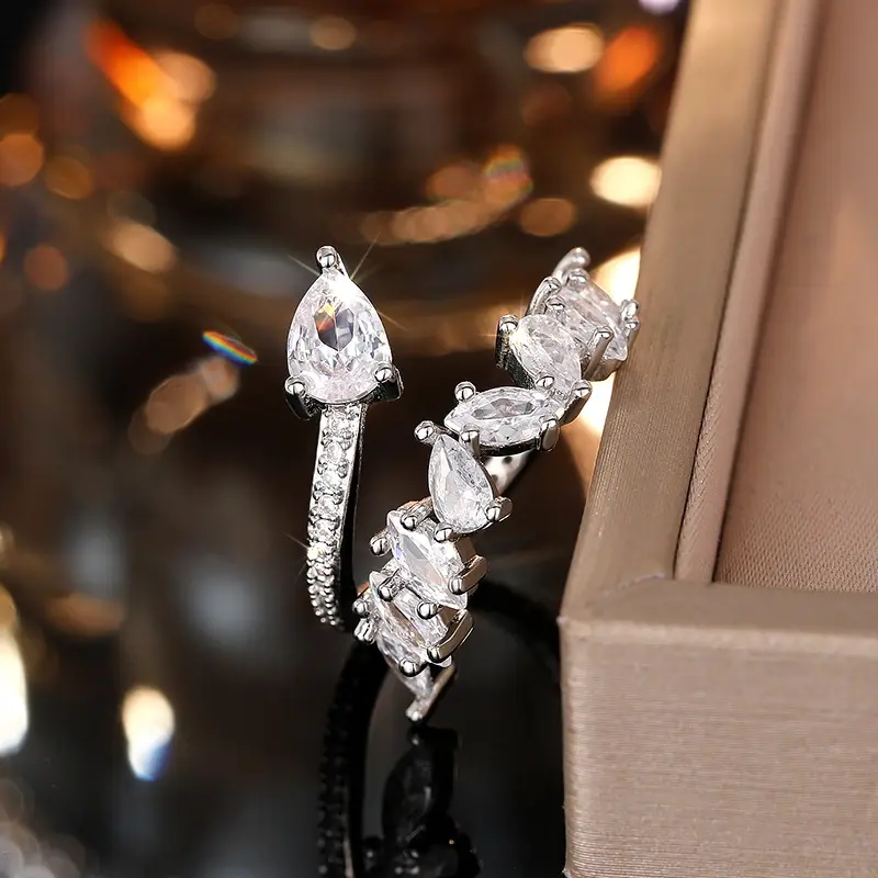 Huitan Chic Stylish Engagement Ring Female Luxury Silver Color Brilliant Zirconia Finger Accessories Fashion Statement Jewelry