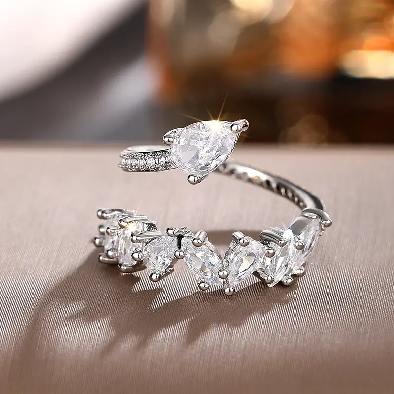 Huitan Chic Stylish Engagement Ring Female Luxury Silver Color Brilliant Zirconia Finger Accessories Fashion Statement Jewelry