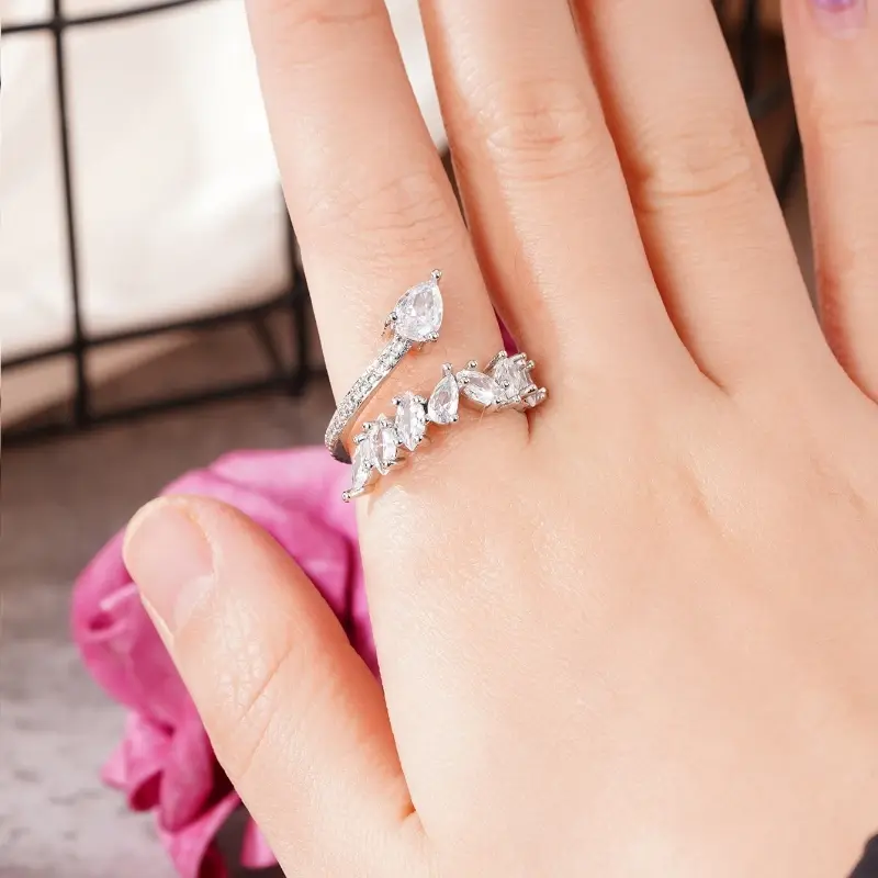 Huitan Chic Stylish Engagement Ring Female Luxury Silver Color Brilliant Zirconia Finger Accessories Fashion Statement Jewelry