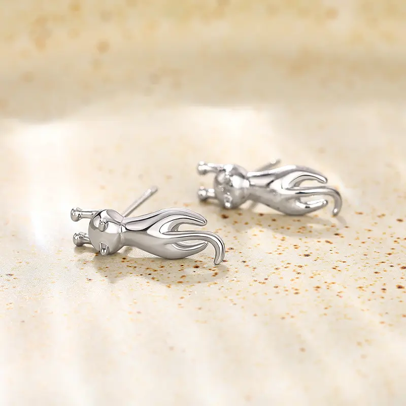 Huitan Minimalist Small Cat Animal Stud Earrings for Girls Ear Piercing Daily Wear Fashion Versatile Jewelry for Women Wholesale
