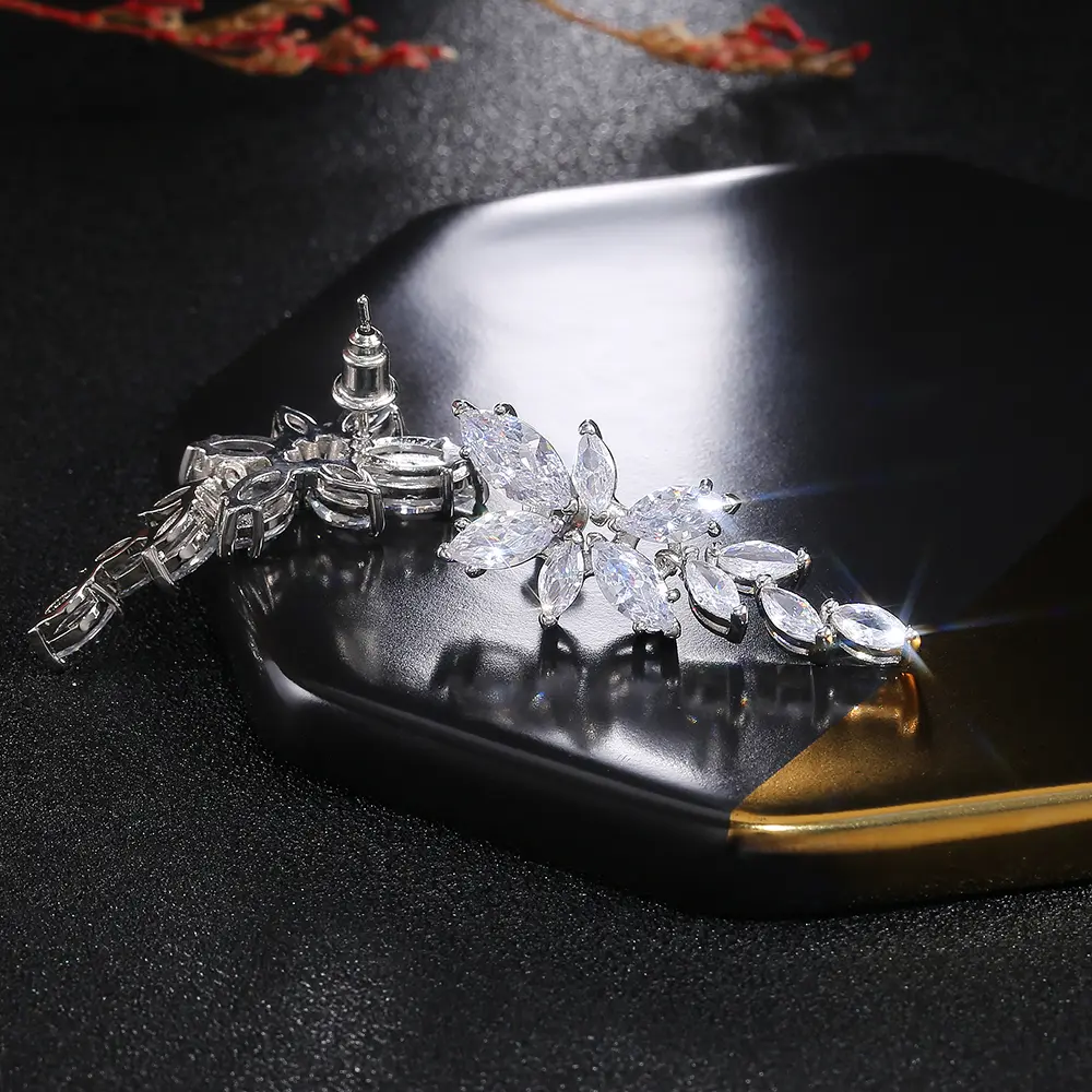 Huitan Luxury AAA Marquise Zircon Women Wedding Earring Gorgeous Leaf Shape Charm Top Quality Silver Color Lady Earrings Jewelry