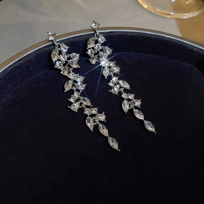 Huitan Romantic Leaf Shape Long Dangle Earrings for Women Silver Color/Gold Color Sparkling Cubic Zirconia Luxury Trendy Jewelry