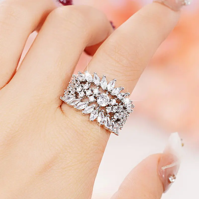Huitan Fashion Women Rings Luxury Paved Sparkling Cubic Zirconia Silver Color Crystal Rings Modern Bridal Wedding Trendy Jewelry