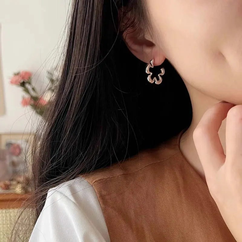 Fashion Silver Color Hollow Flower Hoop Earrings For Women Vintage Metal Smooth Geometric Earrings Wedding Bride Jewelry Gifts