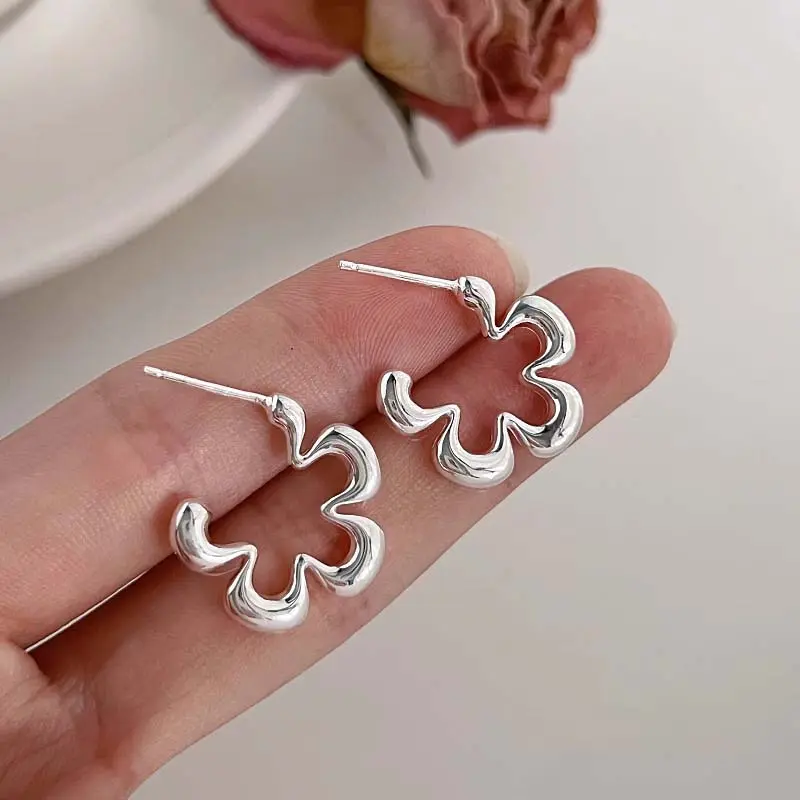 Fashion Silver Color Hollow Flower Hoop Earrings For Women Vintage Metal Smooth Geometric Earrings Wedding Bride Jewelry Gifts