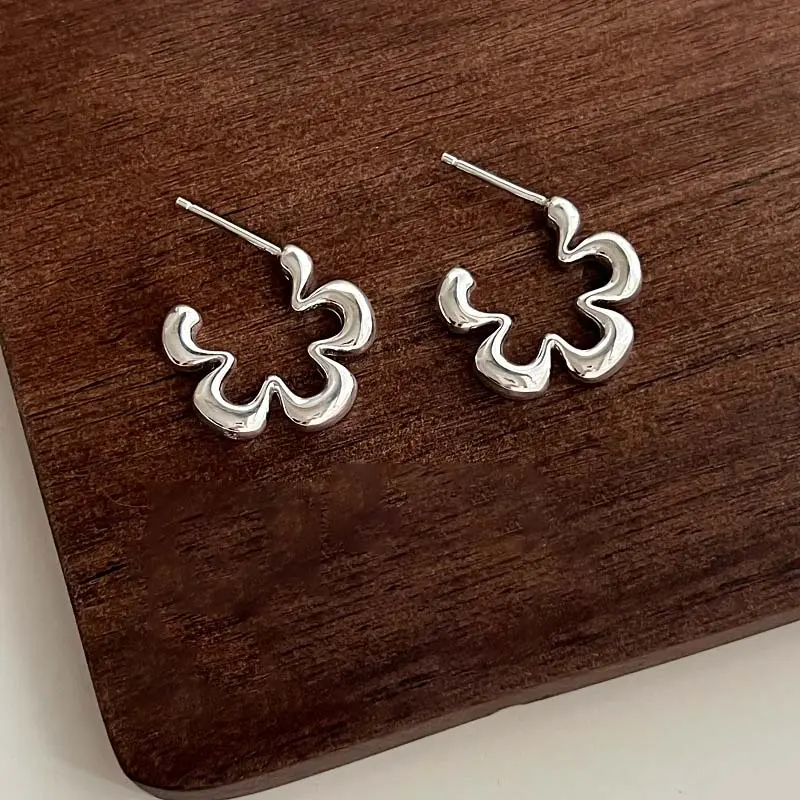 Fashion Silver Color Hollow Flower Hoop Earrings For Women Vintage Metal Smooth Geometric Earrings Wedding Bride Jewelry Gifts