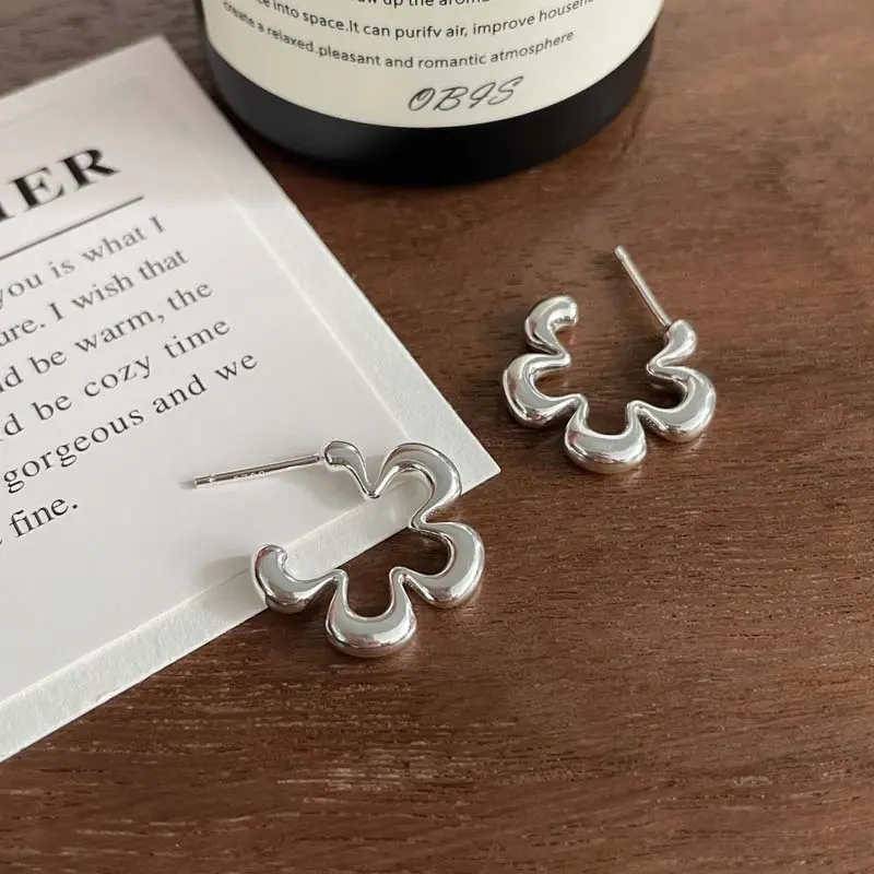 Fashion Silver Color Hollow Flower Hoop Earrings For Women Vintage Metal Smooth Geometric Earrings Wedding Bride Jewelry Gifts