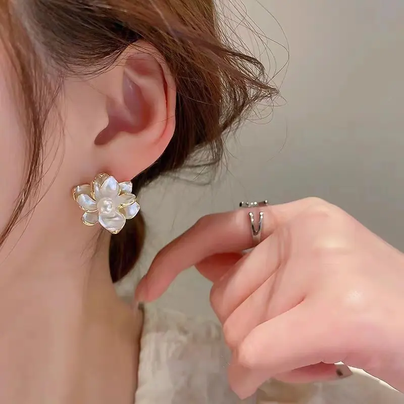 Korean Imitation Pearl Oil Drop Flower Stud Earrings for Women Elegant Metal Petal Earrings Fashion Party Date Jewelry GIfts