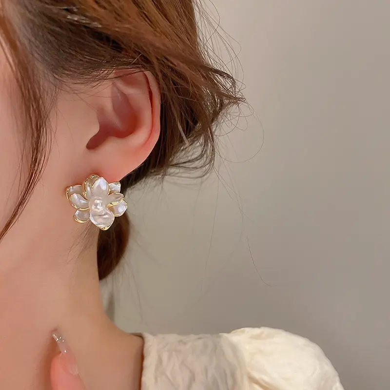 Korean Imitation Pearl Oil Drop Flower Stud Earrings for Women Elegant Metal Petal Earrings Fashion Party Date Jewelry GIfts