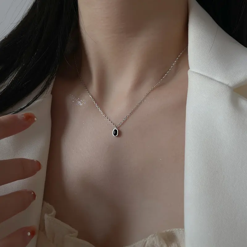 Luxury Black Crystal Beanie Pendant Necklace 2025 New Fashion Metal Round Clavicle Chain Necklace for Women Jewelry