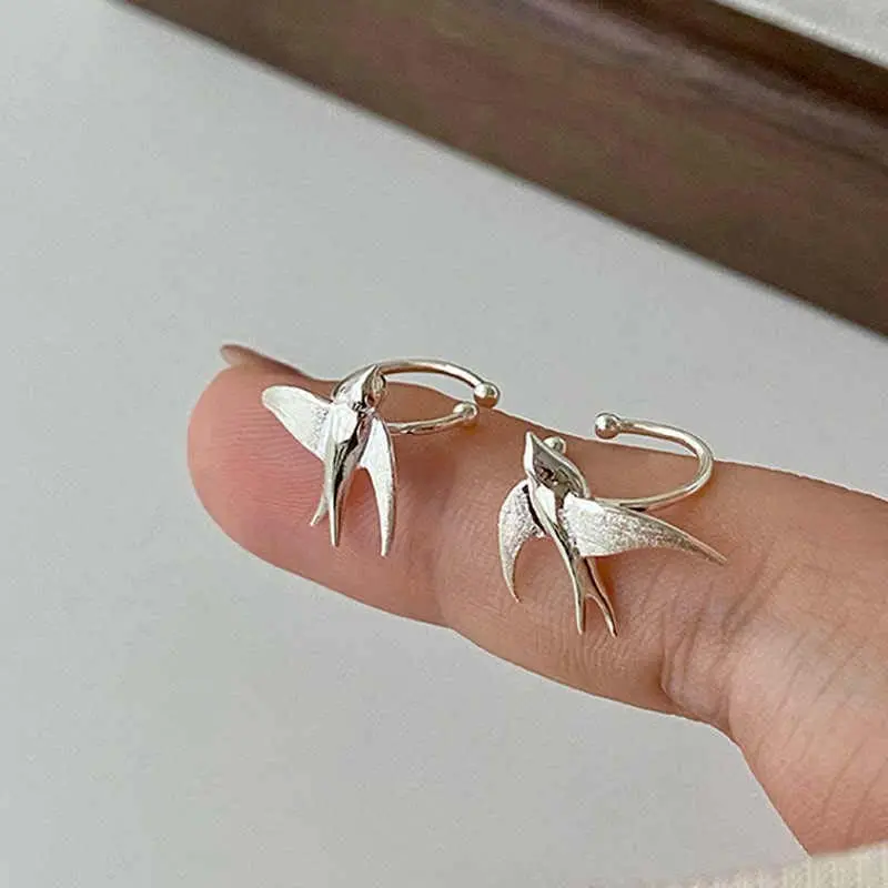 Fashion Silver Color Swallow Bird Ear Clip for Women Girls Simple Metal Animal Non-Piercing Fake Cartilage Ear Cuff Jewelry Gift