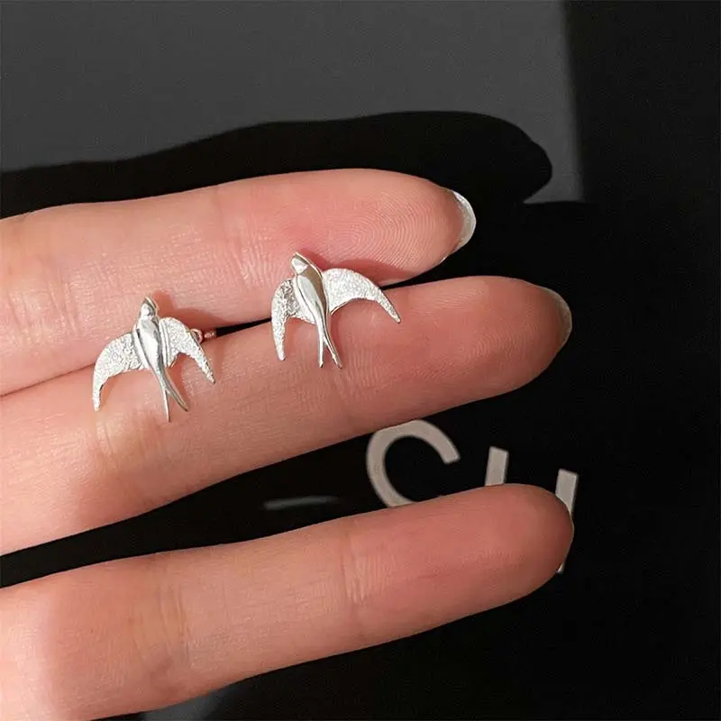 Fashion Silver Color Swallow Bird Ear Clip for Women Girls Simple Metal Animal Non-Piercing Fake Cartilage Ear Cuff Jewelry Gift