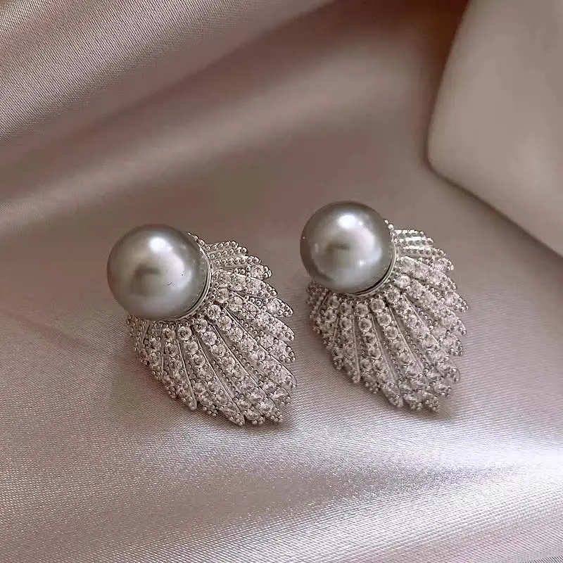 Exquisite Shiny Zircon Angel Wing Stud Earrings for Women Vintage White Pearl Dangle Earrings Bridal Wedding Jewelry Brincos