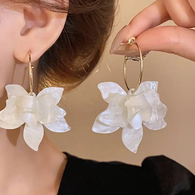 2025 New Trendy White Resin Flower Hoop Earrings For Women Fashion Metal C Shape Statement Earings Jewelry Accessories