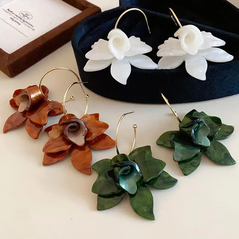 2025 New Trendy White Resin Flower Hoop Earrings For Women Fashion Metal C Shape Statement Earings Jewelry Accessories