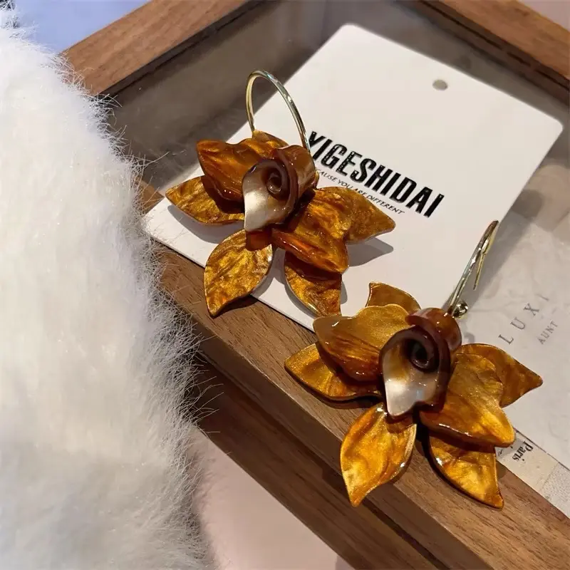 2025 New Trendy White Resin Flower Hoop Earrings For Women Fashion Metal C Shape Statement Earings Jewelry Accessories