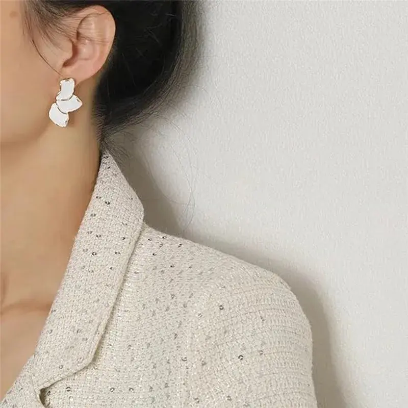 Vintage White Oil Dripping Flower Stud Earrings For Women Korean Metal Irregular Petal Post Earrings Jewelry Party Accessories