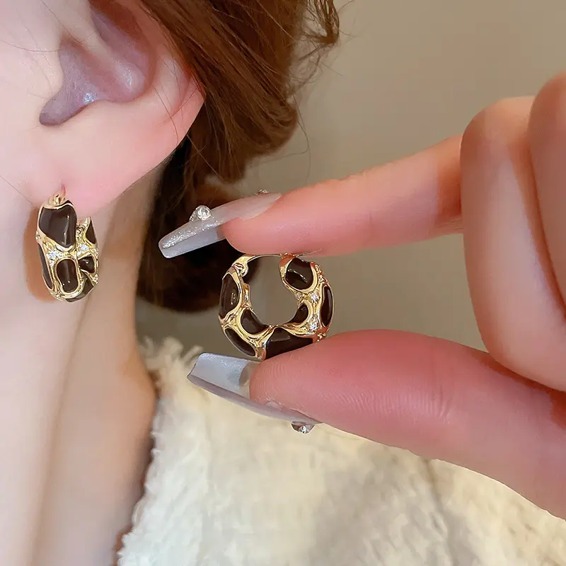 New Trendy White Enamel Texture Hoop Earrings for Women Girls Vintage Gold Color Round Statement Ear Buckle Jewelry Gifts