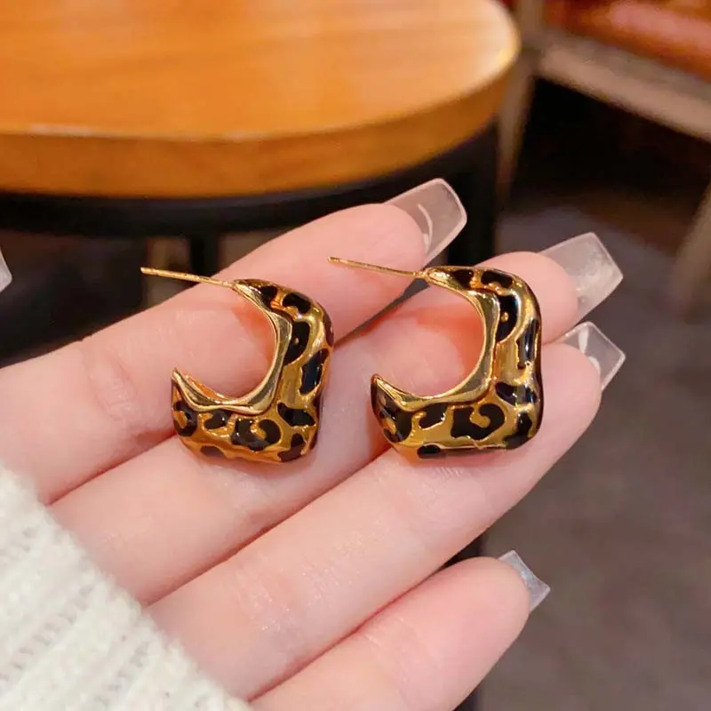 Korean Brown Enamel Leopard Print Hoop Earrings For Women Vintage Elegant C-Shaped Geometric Statement Earrings Jewelry