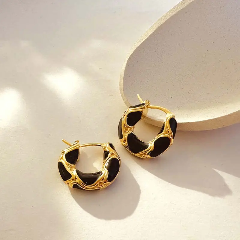 New Trendy White Enamel Texture Hoop Earrings for Women Girls Vintage Gold Color Round Statement Ear Buckle Jewelry Gifts