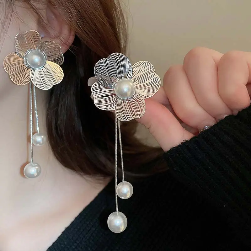 Exaggerated Metal Pearl Flower Tassel Drop Earrings for Women 2024 Trend Gold Color Imitation Pearl Hanging Earring Jewelry Gift