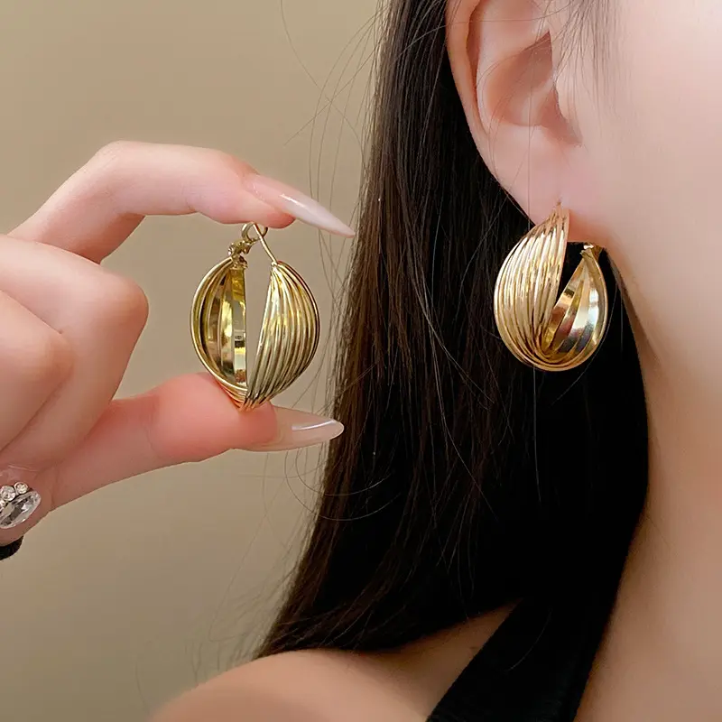 Fashion Metal Twisted Hoop Earrings For Women Vintage Gold Color C-Shaped Circle Geometric Earrings Jewelry Brincos 2024