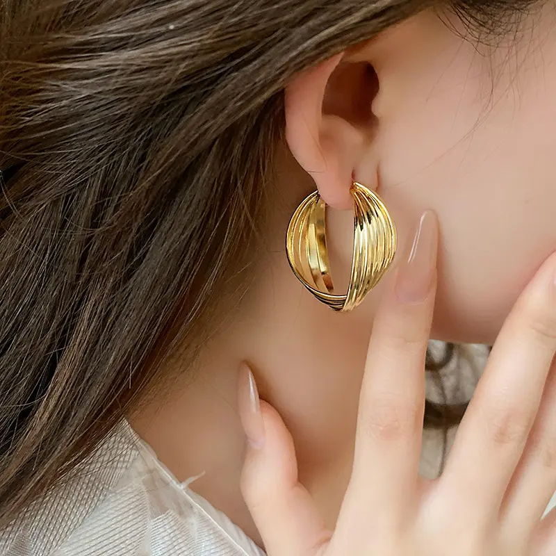 Fashion Metal Twisted Hoop Earrings For Women Vintage Gold Color C-Shaped Circle Geometric Earrings Jewelry Brincos 2024