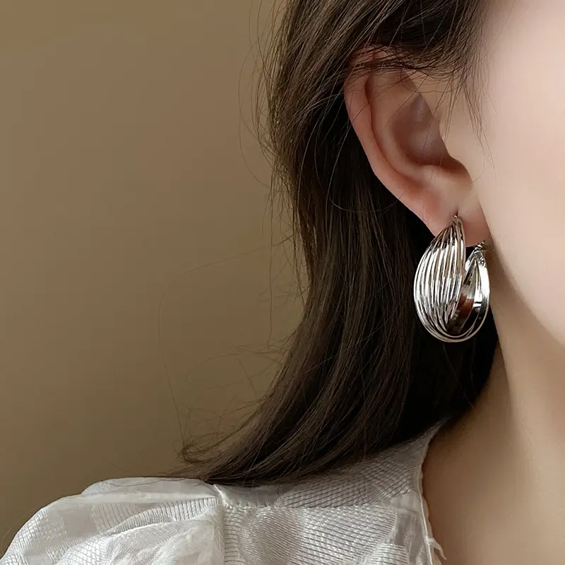 Fashion Metal Twisted Hoop Earrings For Women Vintage Gold Color C-Shaped Circle Geometric Earrings Jewelry Brincos 2024
