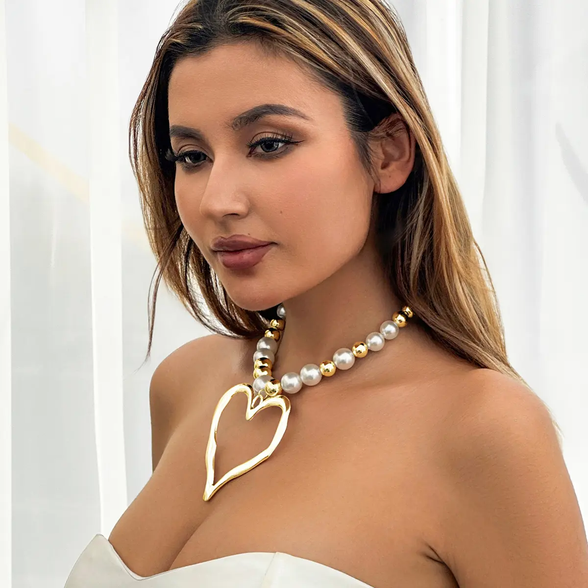 Exaggerated Big Hollow Love Heart Pendant Choker Necklace Women 2024 Trend Imitation Pearl Beads Chain Grunge Jewelry Steampunk