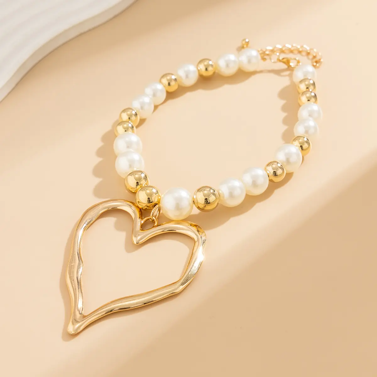 Exaggerated Big Hollow Love Heart Pendant Choker Necklace Women 2024 Trend Imitation Pearl Beads Chain Grunge Jewelry Steampunk