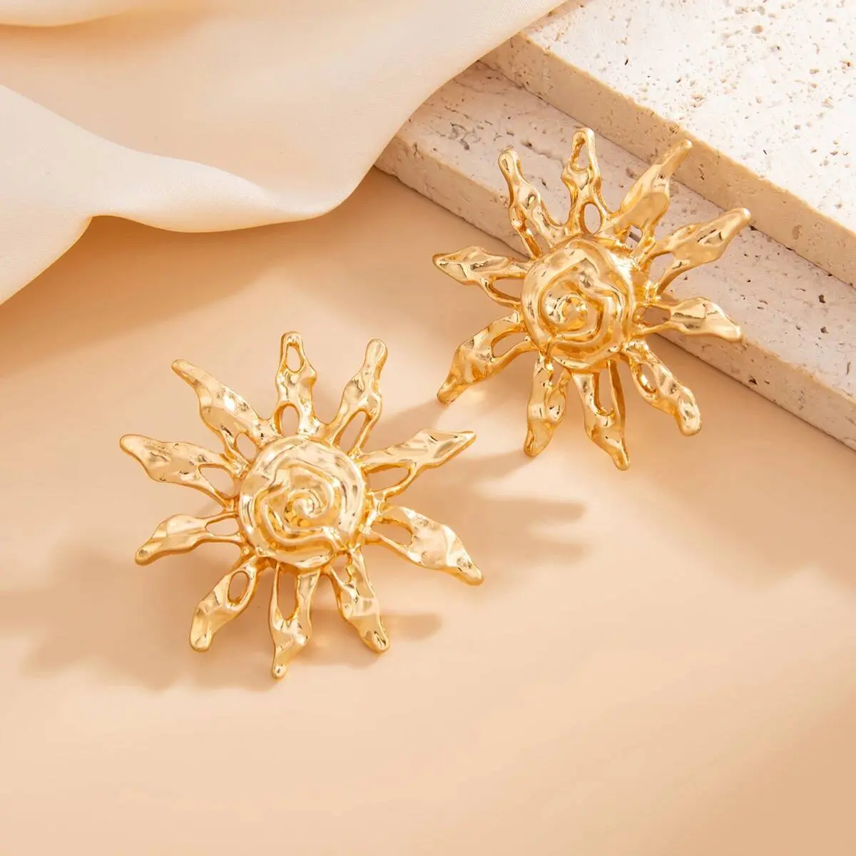 Ingemark Creative Unique Sunflower Stud Earrings for Women Fashion Statement Vintage Gold Color Piercing Earring Ear Jewelry New