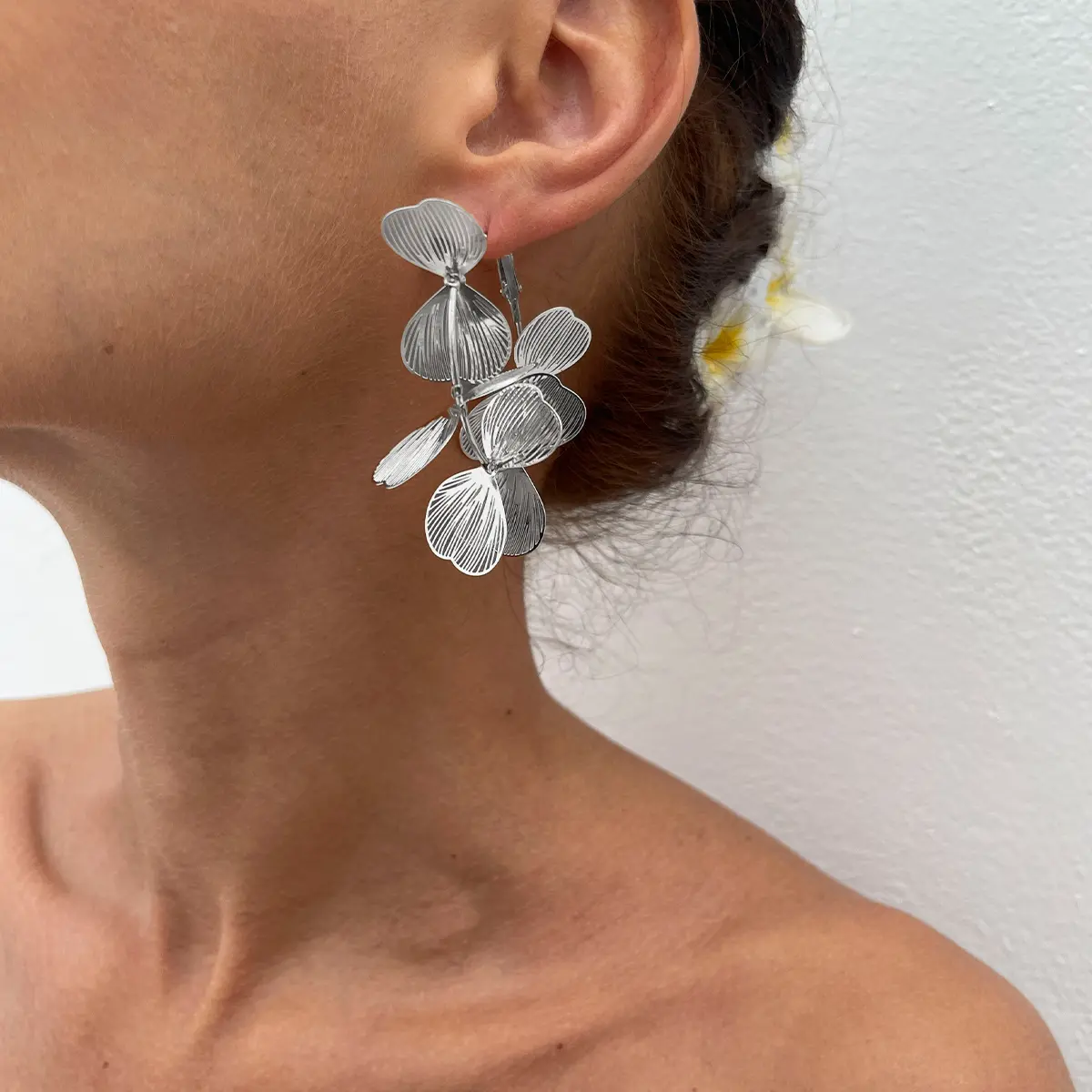 Ingemark Creative Hollow Petal Flower Hoop Earrings for Women 2025 New Fashion Boho Circle Piercing Earrings Wed Jewelry Gift