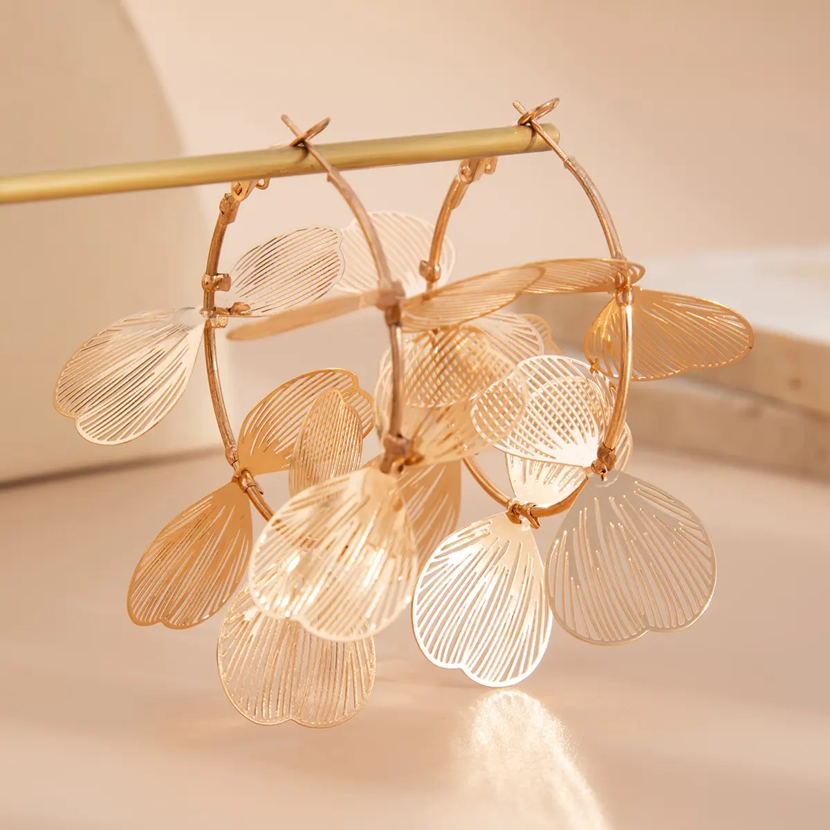 Ingemark Creative Hollow Petal Flower Hoop Earrings for Women 2025 New Fashion Boho Circle Piercing Earrings Wed Jewelry Gift