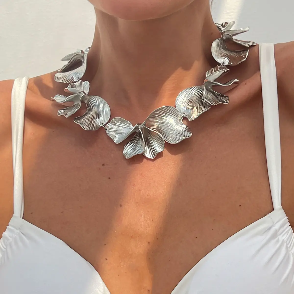 Ingemark Punk Irregular Petals Flower Chain Necklace for Women 2025 New Fashion Gold Color Metal Choker Steampunk Jewelry Gift