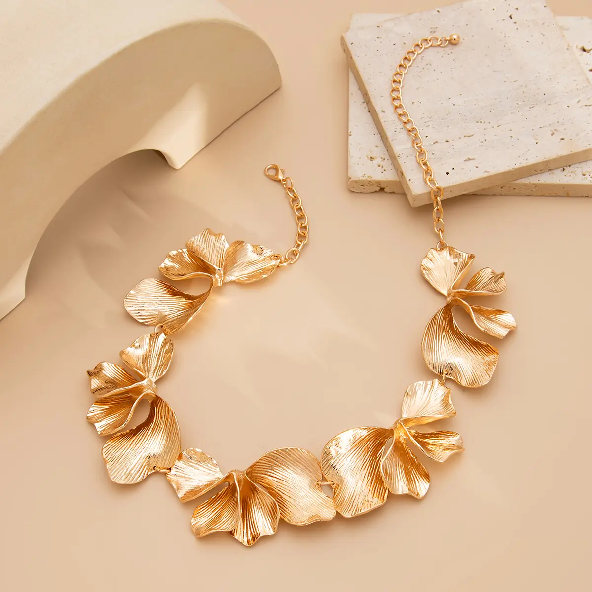 Ingemark Punk Irregular Petals Flower Chain Necklace for Women 2025 New Fashion Gold Color Metal Choker Steampunk Jewelry Gift
